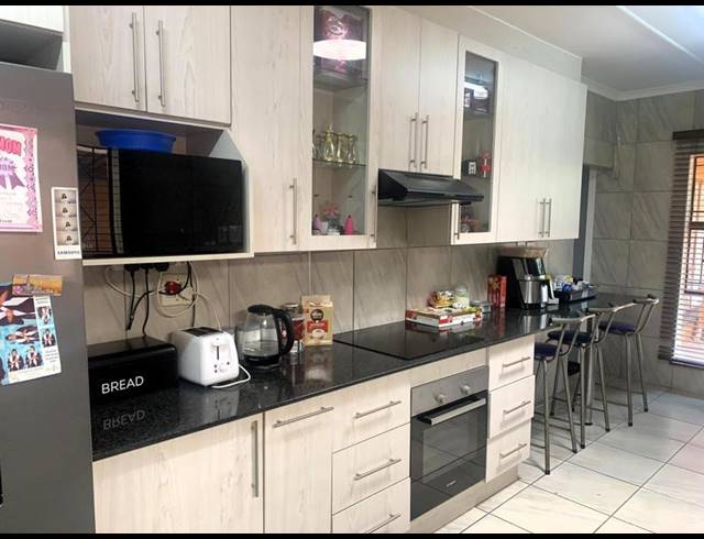 4 BEDROOM HOUSE FOR SALE IN RAVENSKLIP